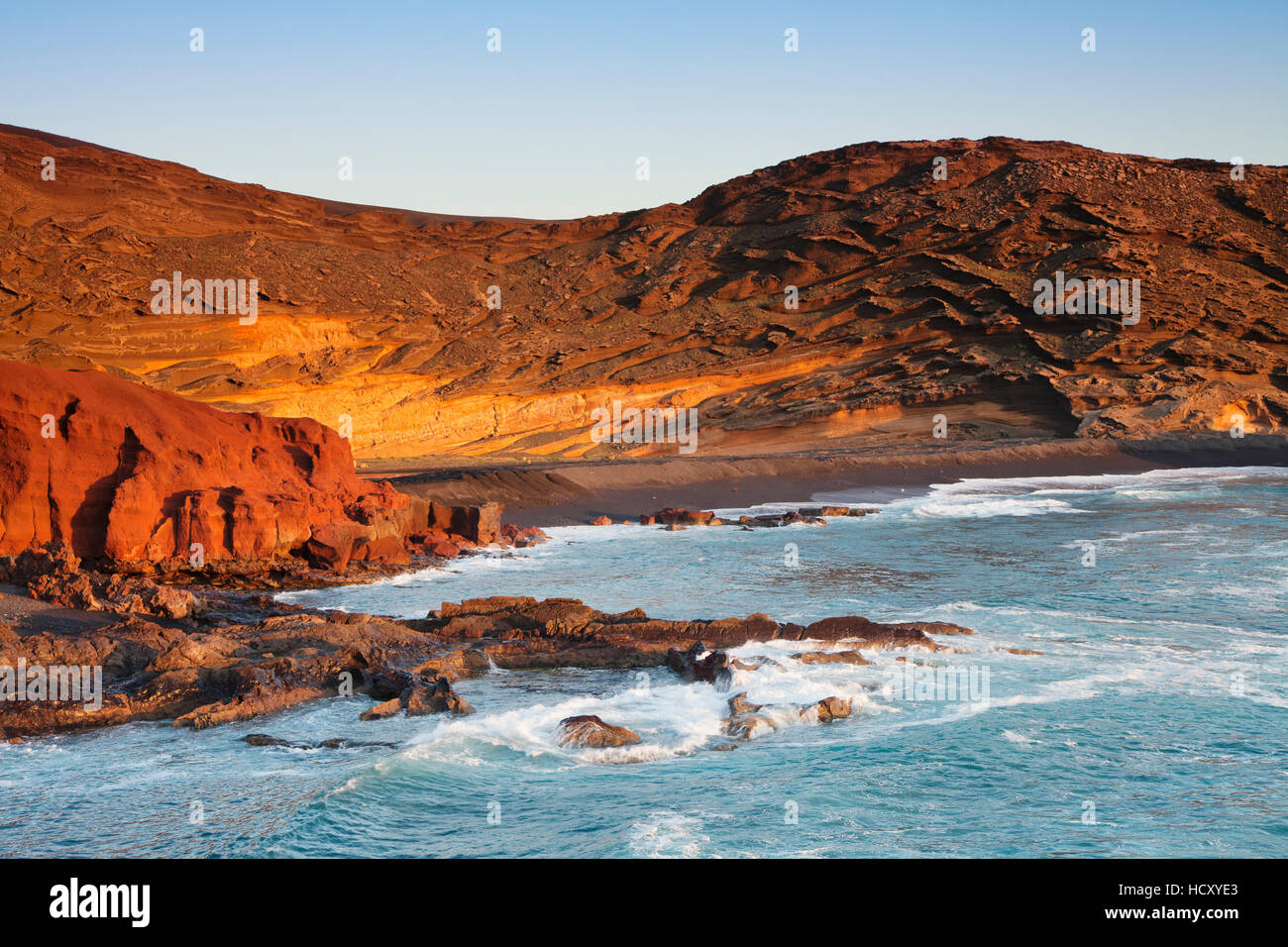 Charco de los Clicos lac au coucher du soleil, la baie d'El Golfo, Lanzarote, Canaries, Espagne, de l'Atlantique Banque D'Images