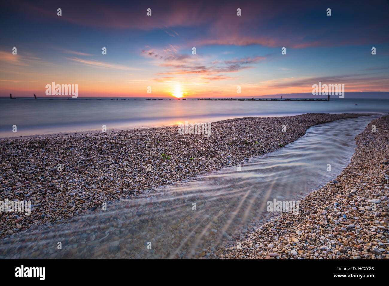 Les lumières du soleil reflétée dans la mer calme, Porto Recanati, province de Macerata, Riviera del Conero, Marches, Italie Banque D'Images