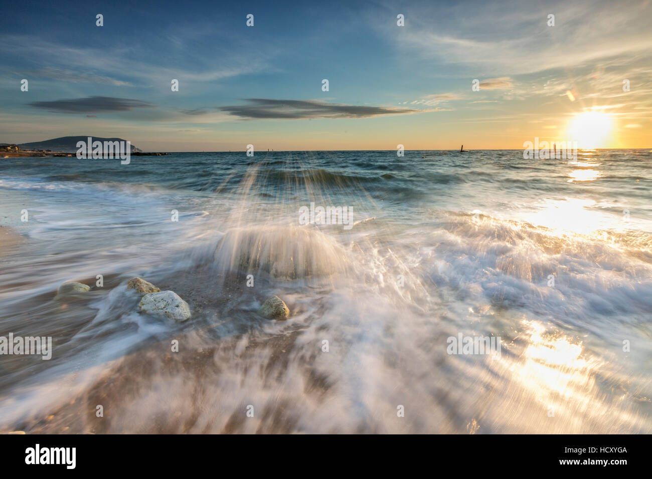 Vagues se briser sur la plage de sable fin encadrée de sunrise, Porto Recanati, province de Macerata, Riviera del Conero, Marches, Italie Banque D'Images
