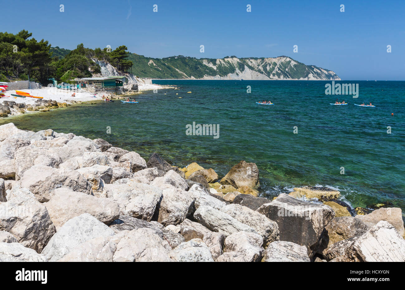 Canoë dans la baie entourée de la mer turquoise, Province d'Ancône, Riviera del Conero, Marches, Italie Banque D'Images