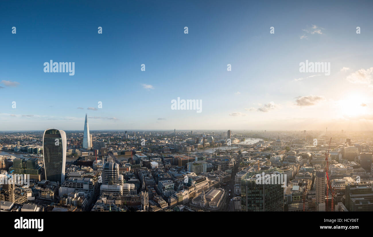 Une vue de Londres avec 20 Fenchurch Street (le talkie walkie) et le Shard, London, UK Banque D'Images