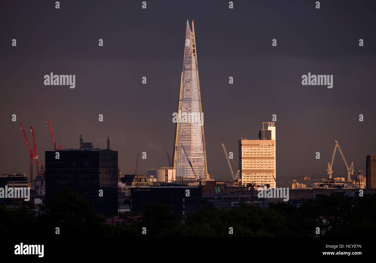 Le Shard au coucher du soleil depuis le sommet de Primrose Hill à Londres, Royaume-Uni Banque D'Images