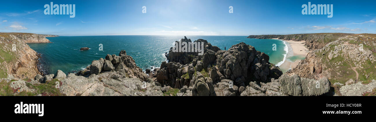 Debout près de Logan Rock en haut de Treen Beach, Cornwall, UK Banque D'Images
