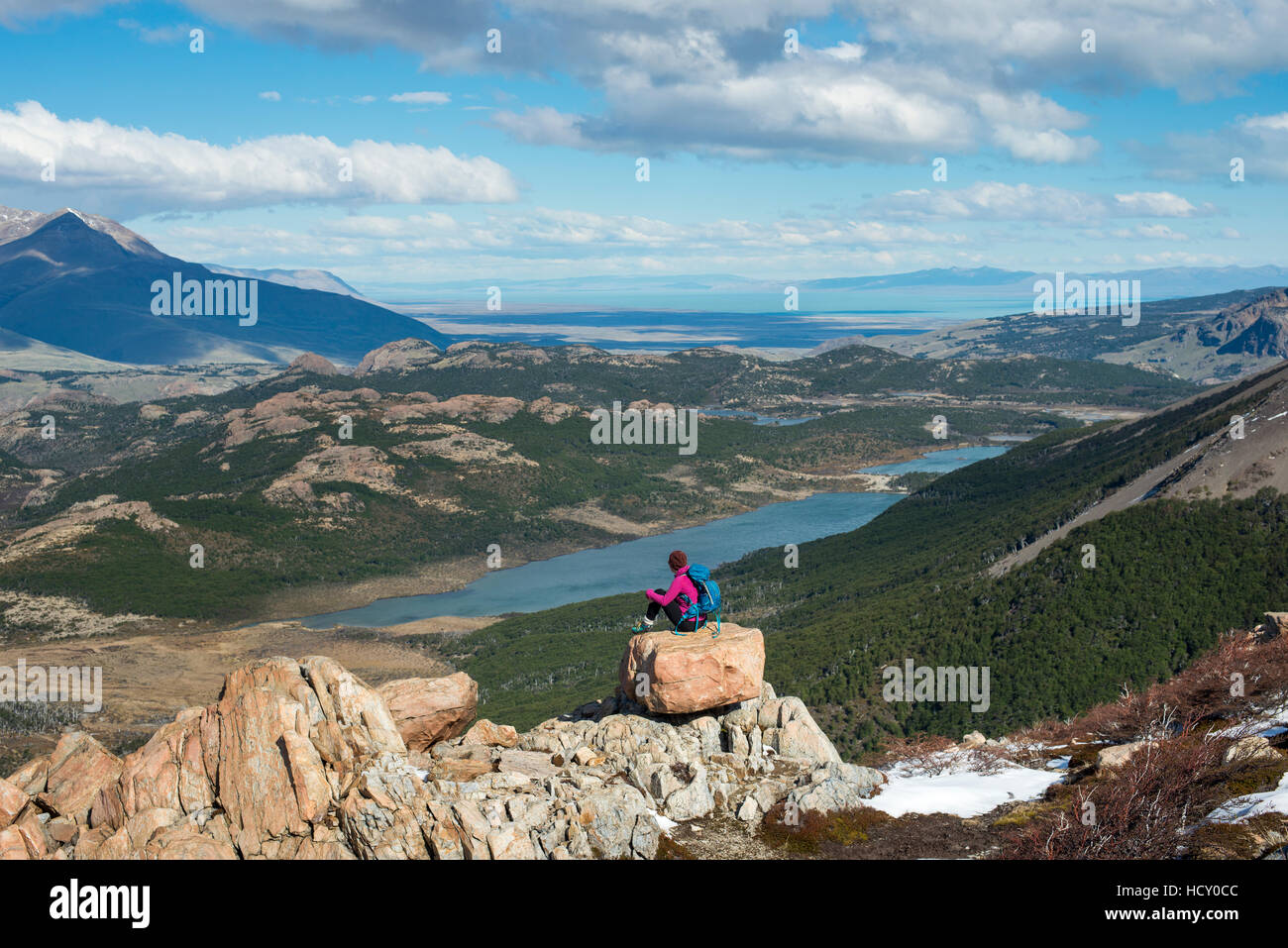 Une femme prend une pause de la randonnée le sentier dans le Parc National El Chalten pour apprécier la vue, le lac se disputaient, Patagonie, Argentine Banque D'Images