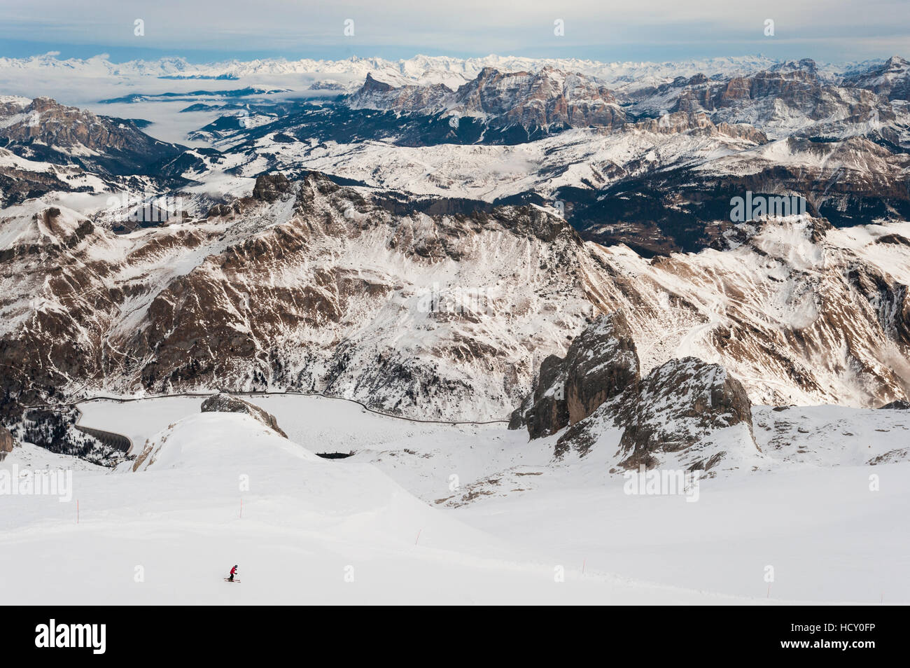 Les skieurs descendent du haut de Marmolada, dans les Dolomites, Italie Banque D'Images