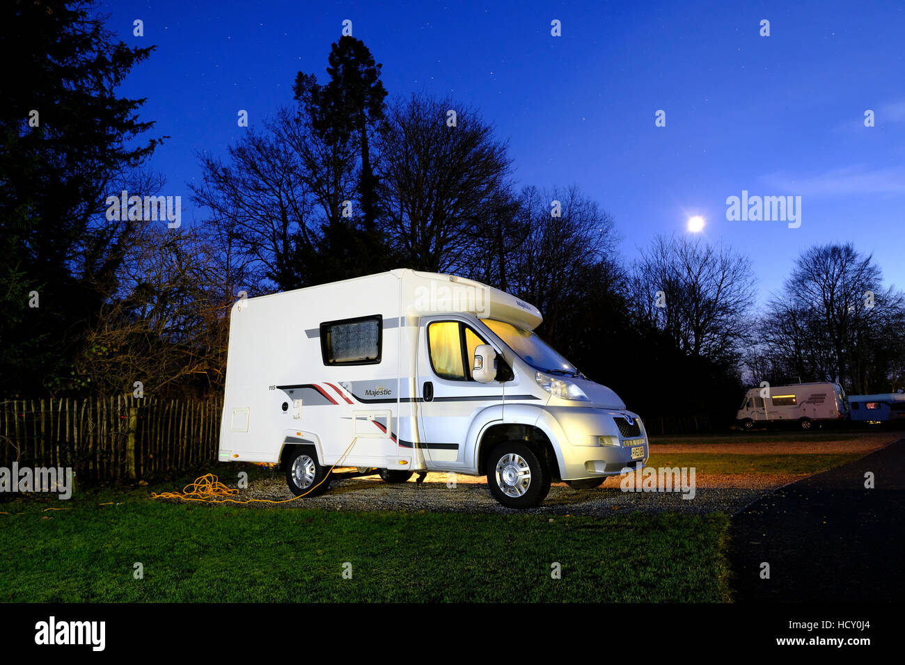 Camping stationné la nuit Banque D'Images