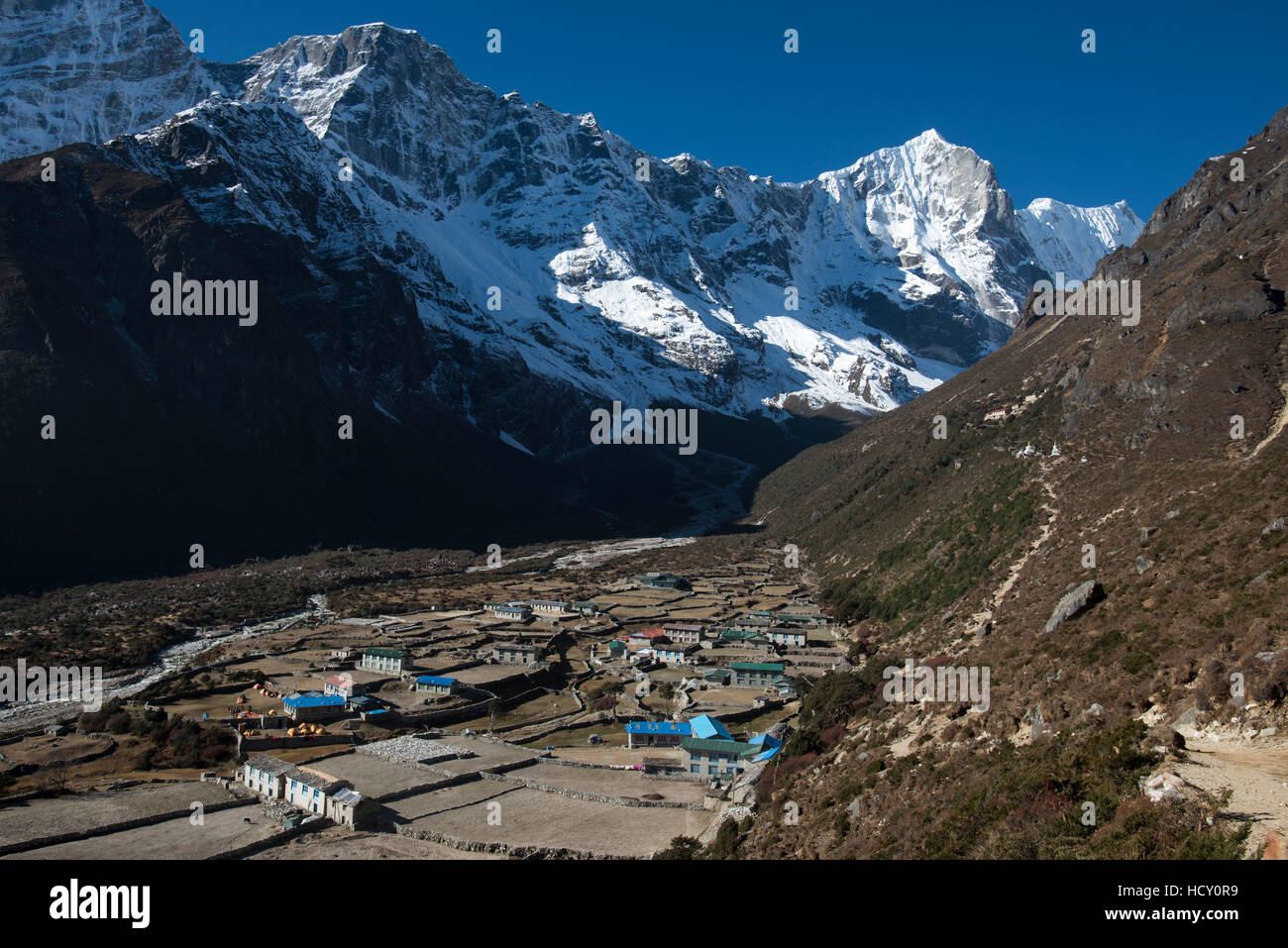 Le petit village de montagne et monastère de Thame dans la région de Khumbu (Népal, Everest) Banque D'Images