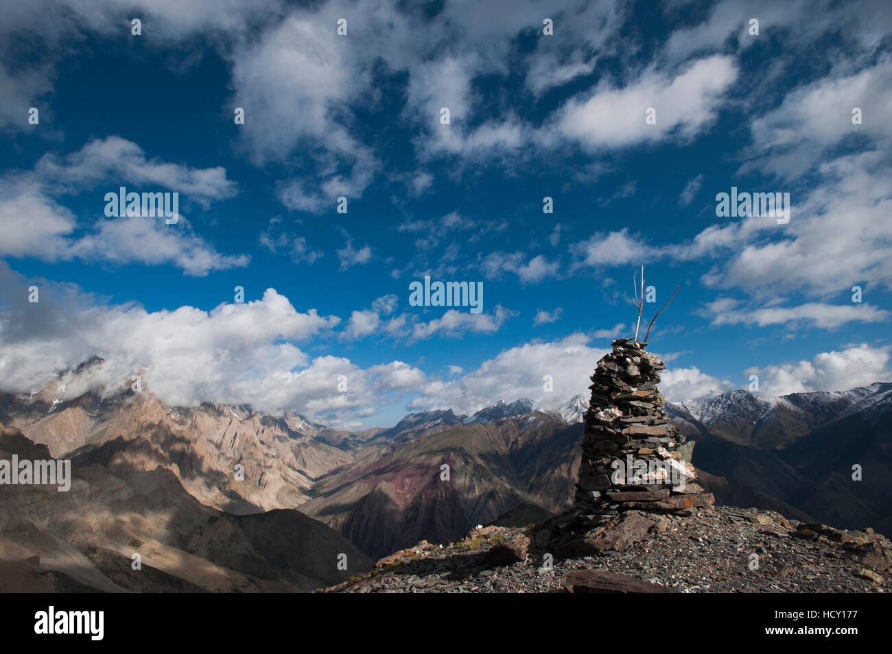Un cairn au sommet de l'Excréments de la Bouse au Ladakh, une région himalayenne du nord de l'Inde Banque D'Images