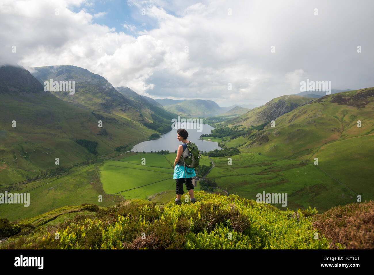 Une femme donne sur la lande de Fleetwith Pike, Parc National de Lake District, Cumbria, Royaume-Uni Banque D'Images