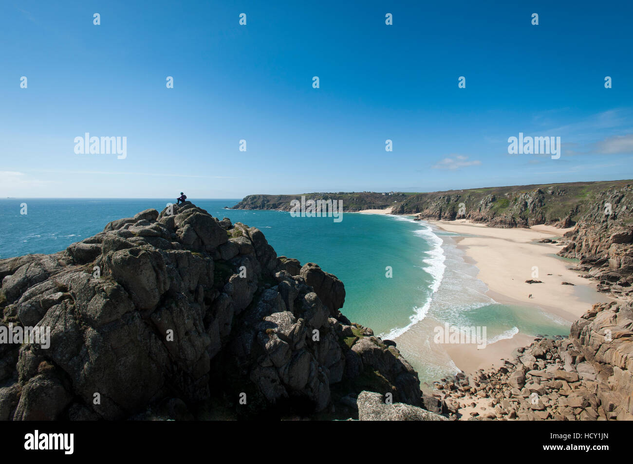 Debout près de Logan Rock en haut de Treen, Cornwall, la partie la plus occidentale des îles Britanniques, UK Banque D'Images
