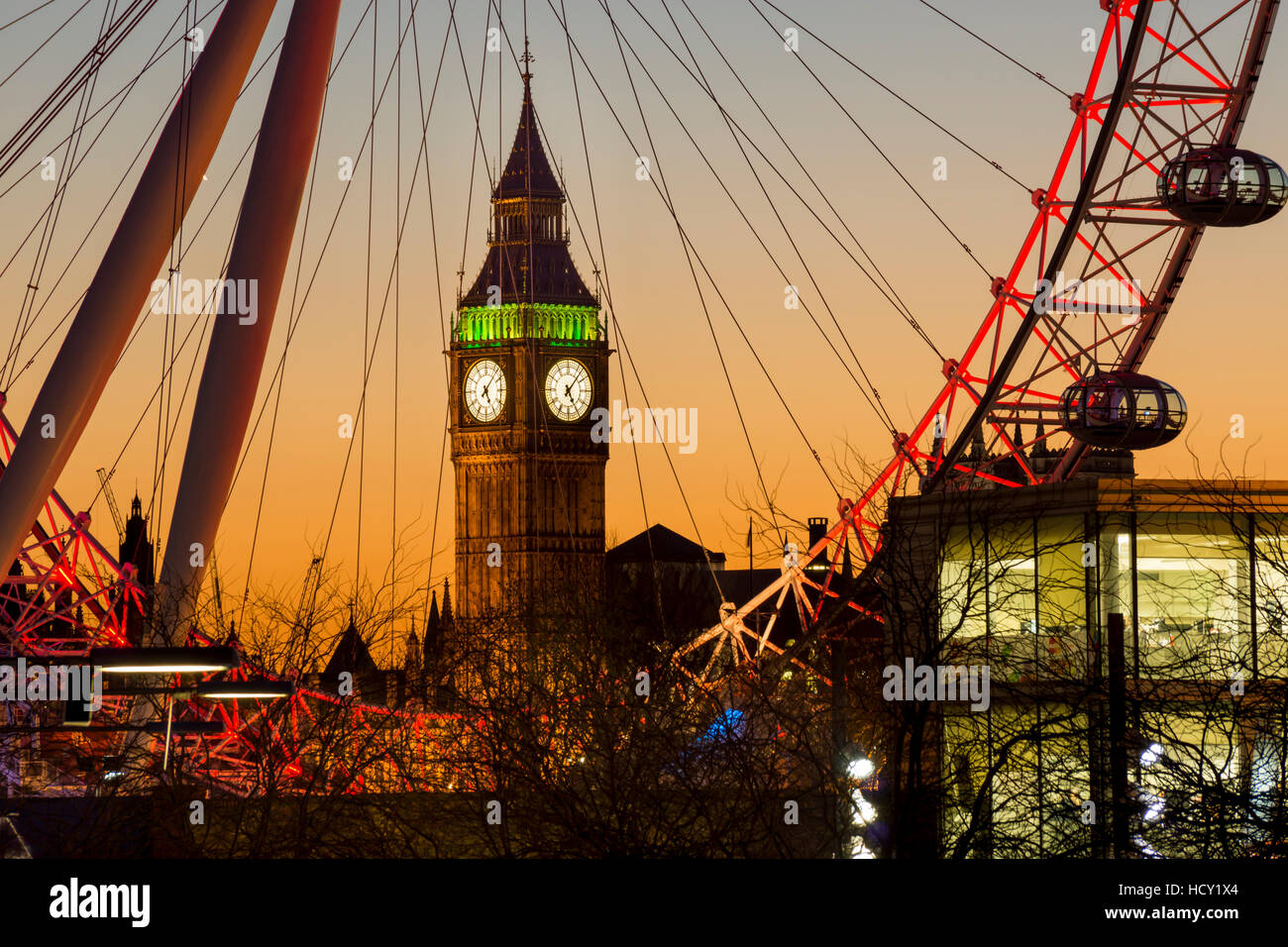 London Eye (grande roue du millénaire) Images de Big Ben au coucher du soleil, London, UK Banque D'Images