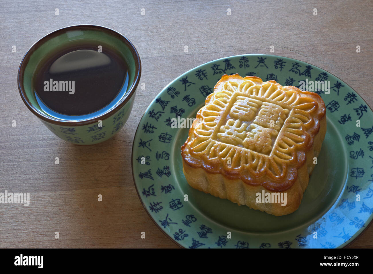 Mooncake traditionnel chinois et d'une tasse de thé Banque D'Images