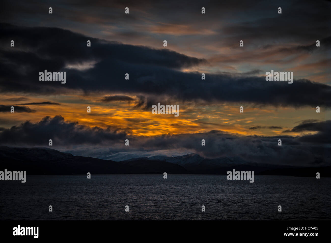 La vue de l'express côtier comme il croisières nord le long de la côte norvégienne au Cap Nord. Banque D'Images