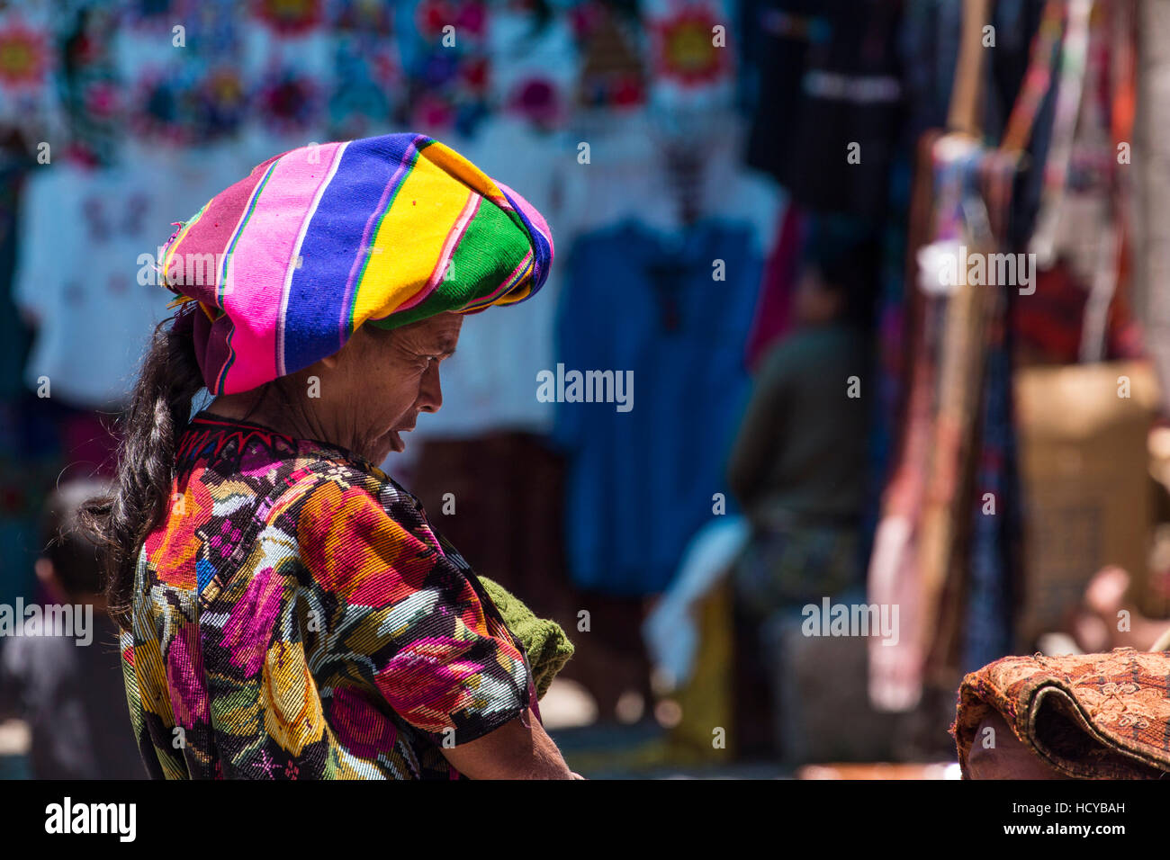 Quiche Maya femme au marché de Chichicastenango huipil traditionnel tissé et chemisier ou pañuela tzute sur sa tête. Tête et épaules Vue de côté. Banque D'Images