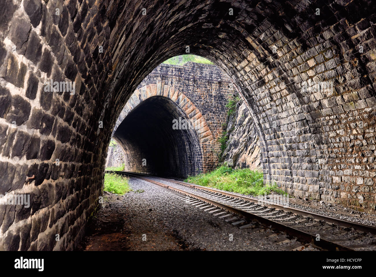 Vue de l'une à l'autre tunnel tunnel. Circum-Baikal de fer. Région d'Irkoutsk. La Russie Banque D'Images