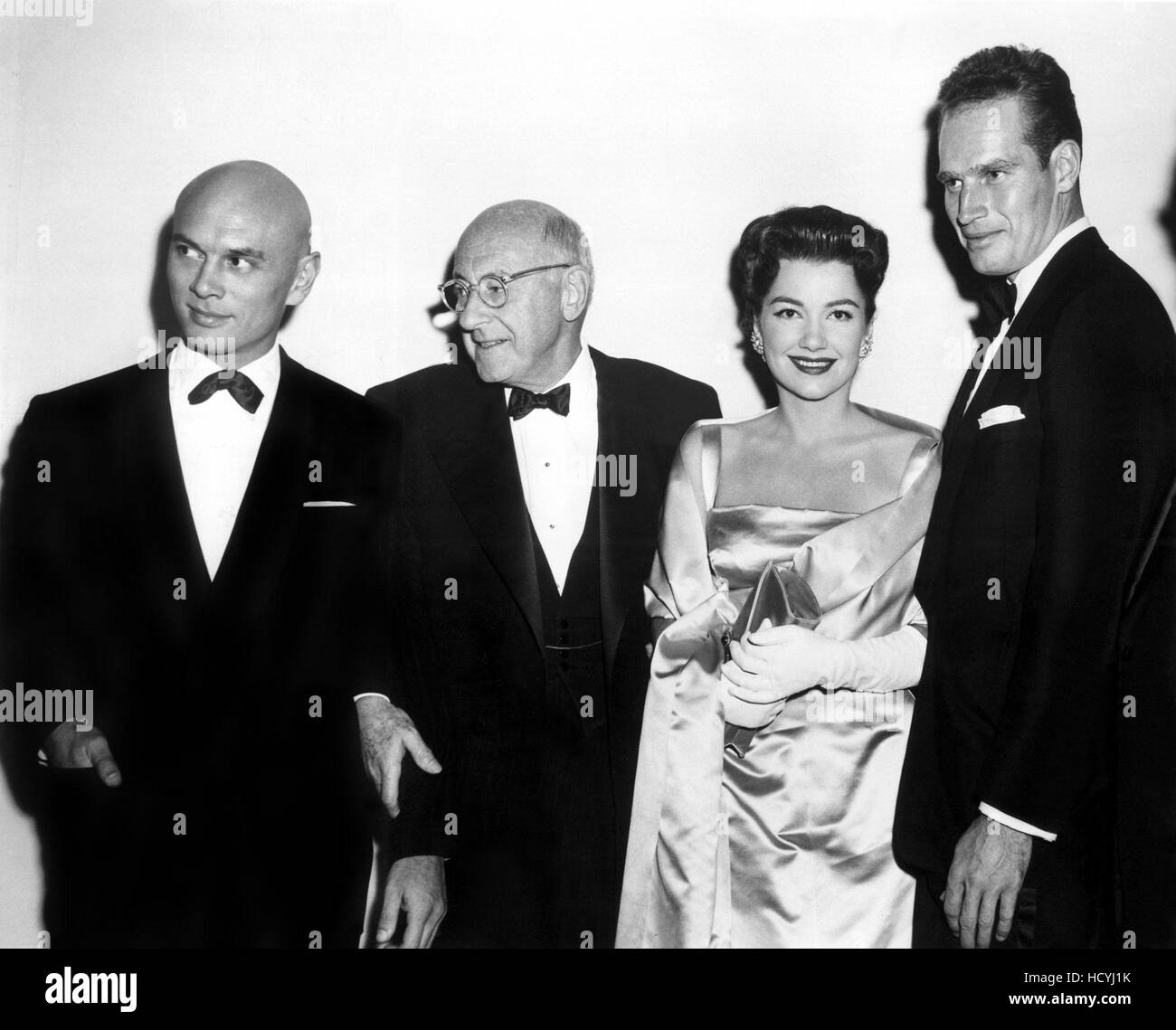 Yul Brynner et Anne Baxter, avec le réalisateur Cecil B. DeMille, sur le tournage des Dix Commandements (1956