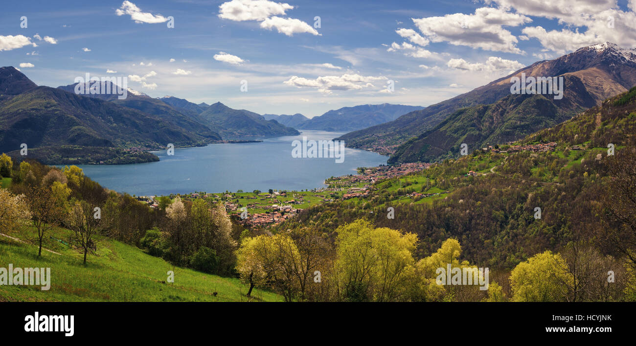 Lago di Como avec panorama pittoresque ville de Gravedona en premier plan Banque D'Images