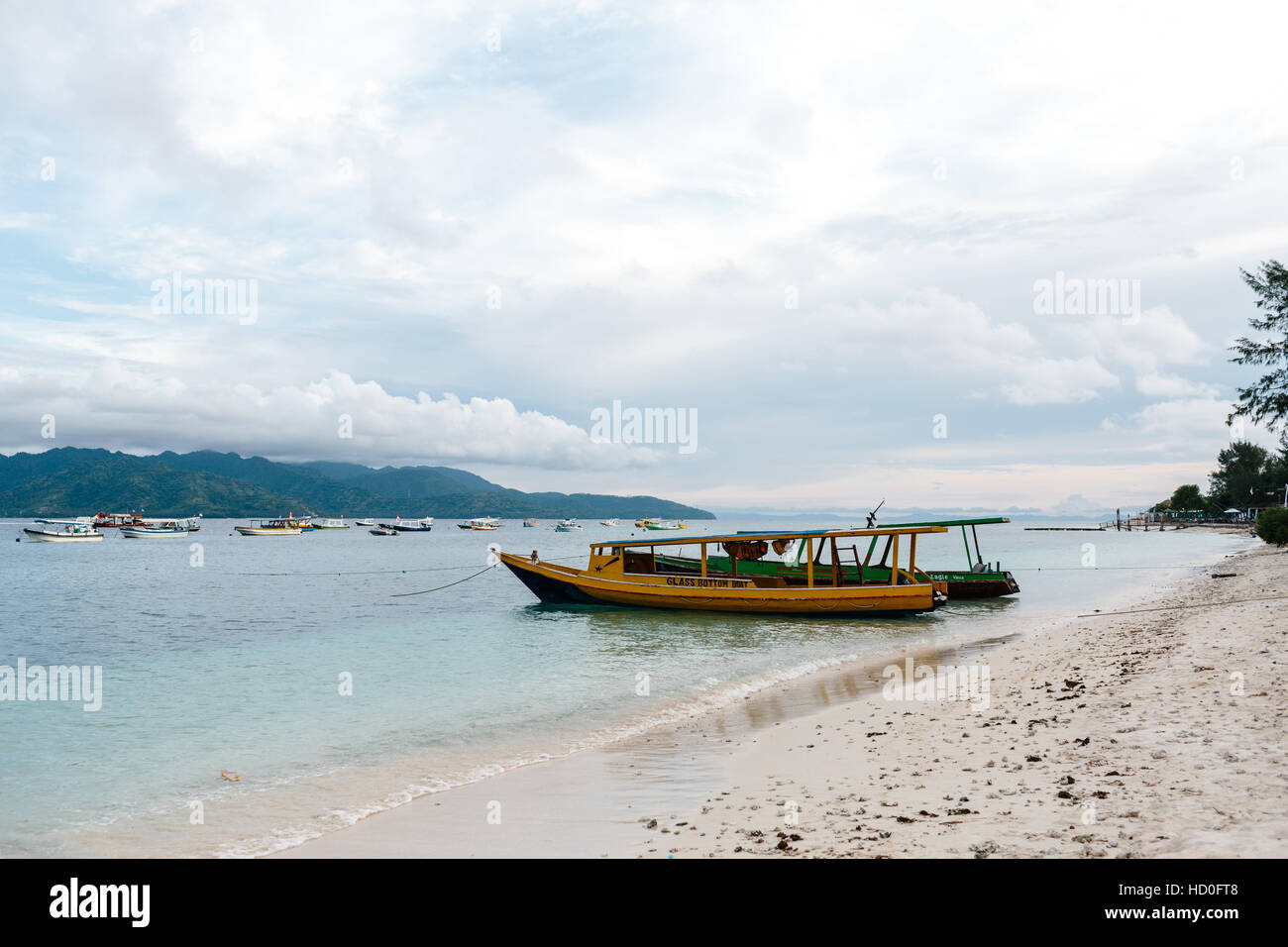 Deux bateaux à fond de verre sur la plage de Gili Trawangan en Indonésie Banque D'Images