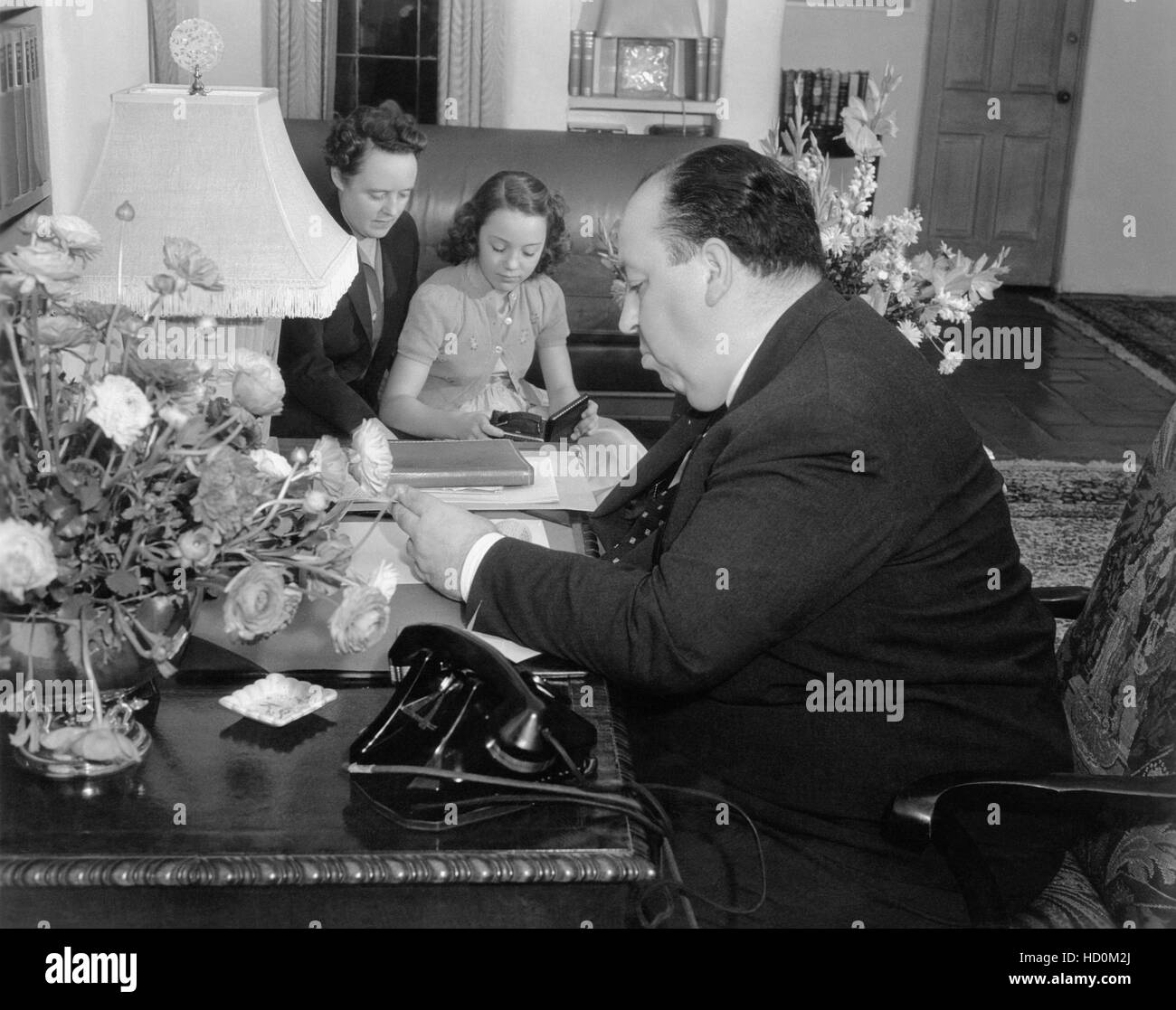 Alfred Hitchcock, droite, avec sa femme, Alma Reville Hitchcock, et ...