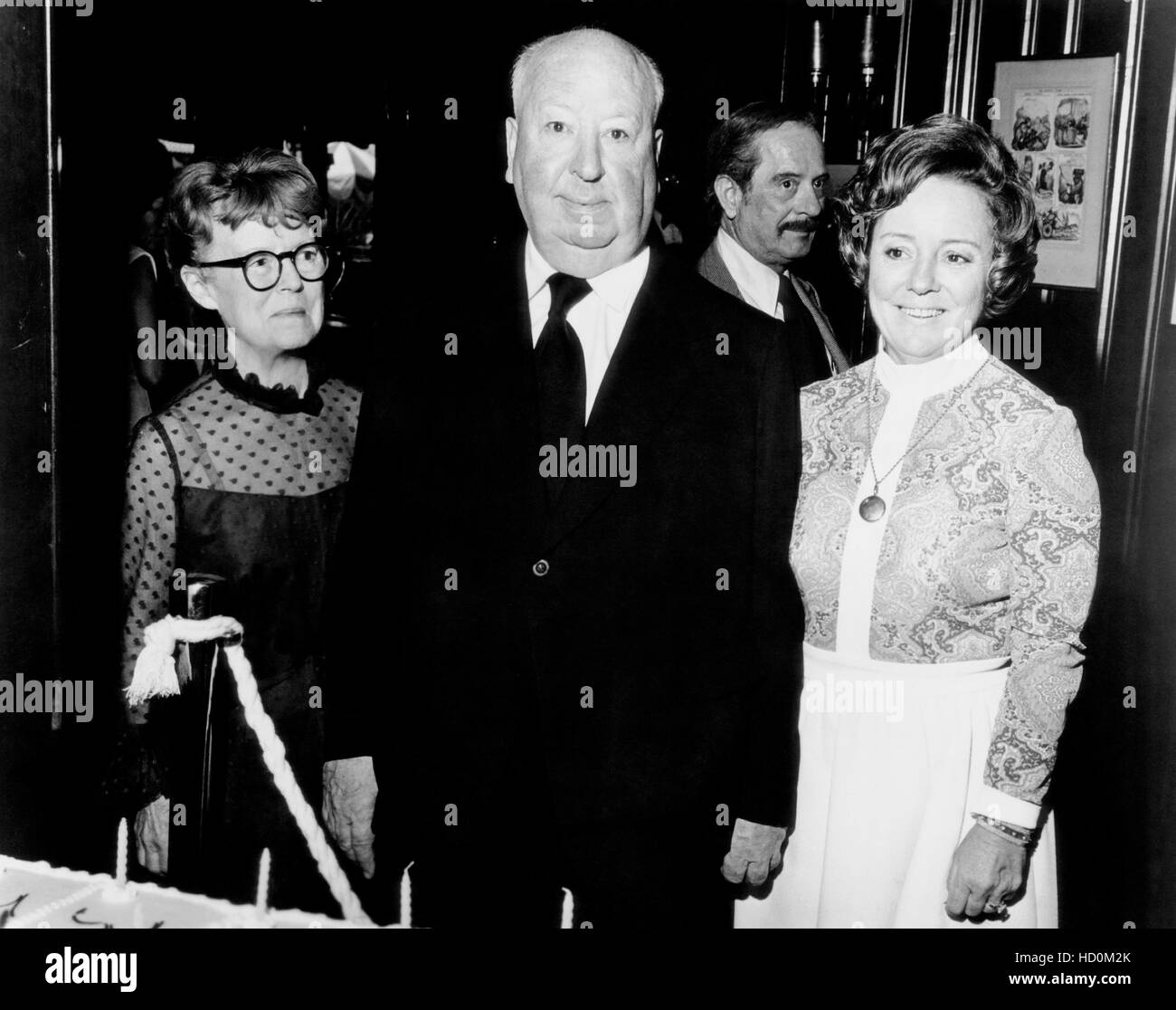 Alfred Hitchcock, centre, avec sa femme, Alma Reville Hitchcock, et ...