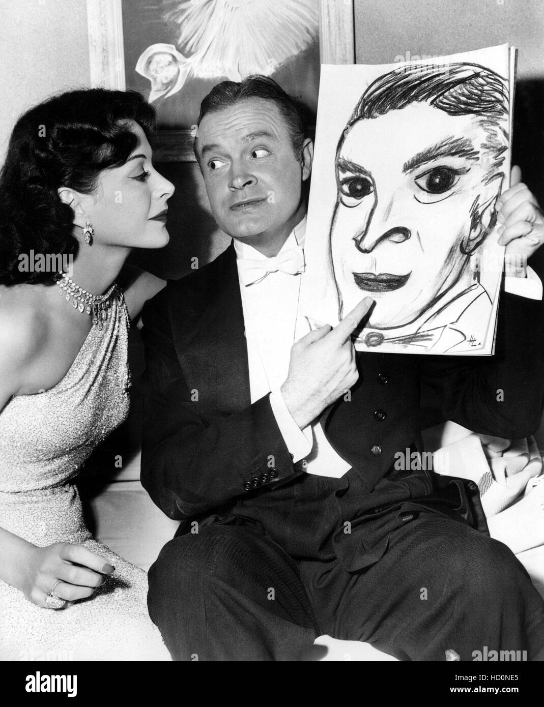Hedy Lamarr, Bob Hope avec Hedy's caricature de lui sur l'ensemble de MY FAVORITE SPY, 1951 Banque D'Images