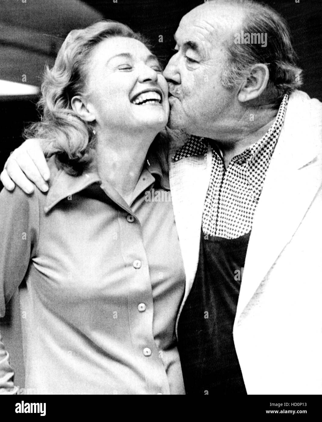 De gauche à droite : Mary Alice Michel recevoir bisou de fiancé, Broderick Crawford, après l'application pour la licence de mariage , Los Angeles, Banque D'Images