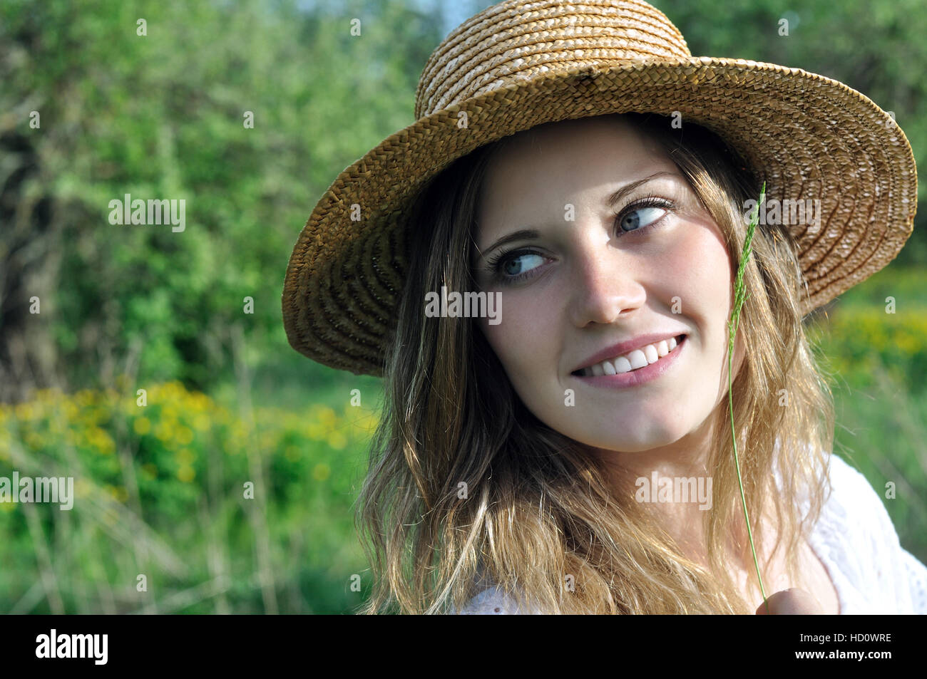 Portrait d'une adolescente dans le pré Banque D'Images