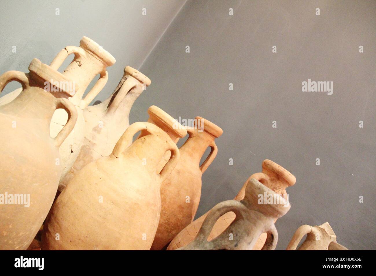 Groupe des vases antiques, terre cuite, restauré l'Italie Banque D'Images