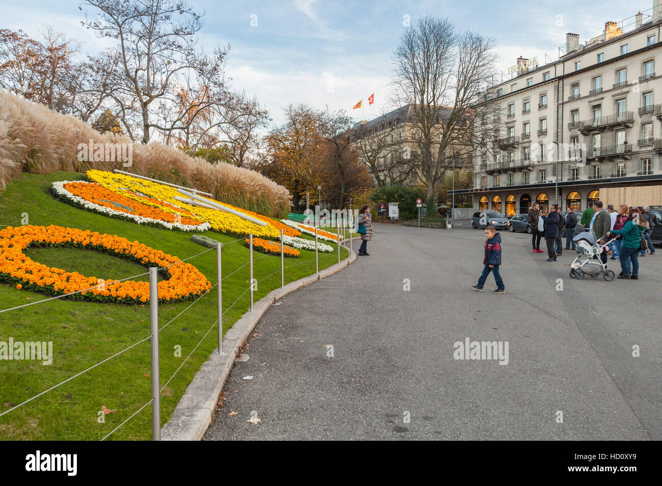 Genève, Suisse - le 20 novembre 2016 : les touristes ordinaires prendre des photos près de la célèbre horloge fleurie, l'une des attractions touristiques populaires de Genève Banque D'Images