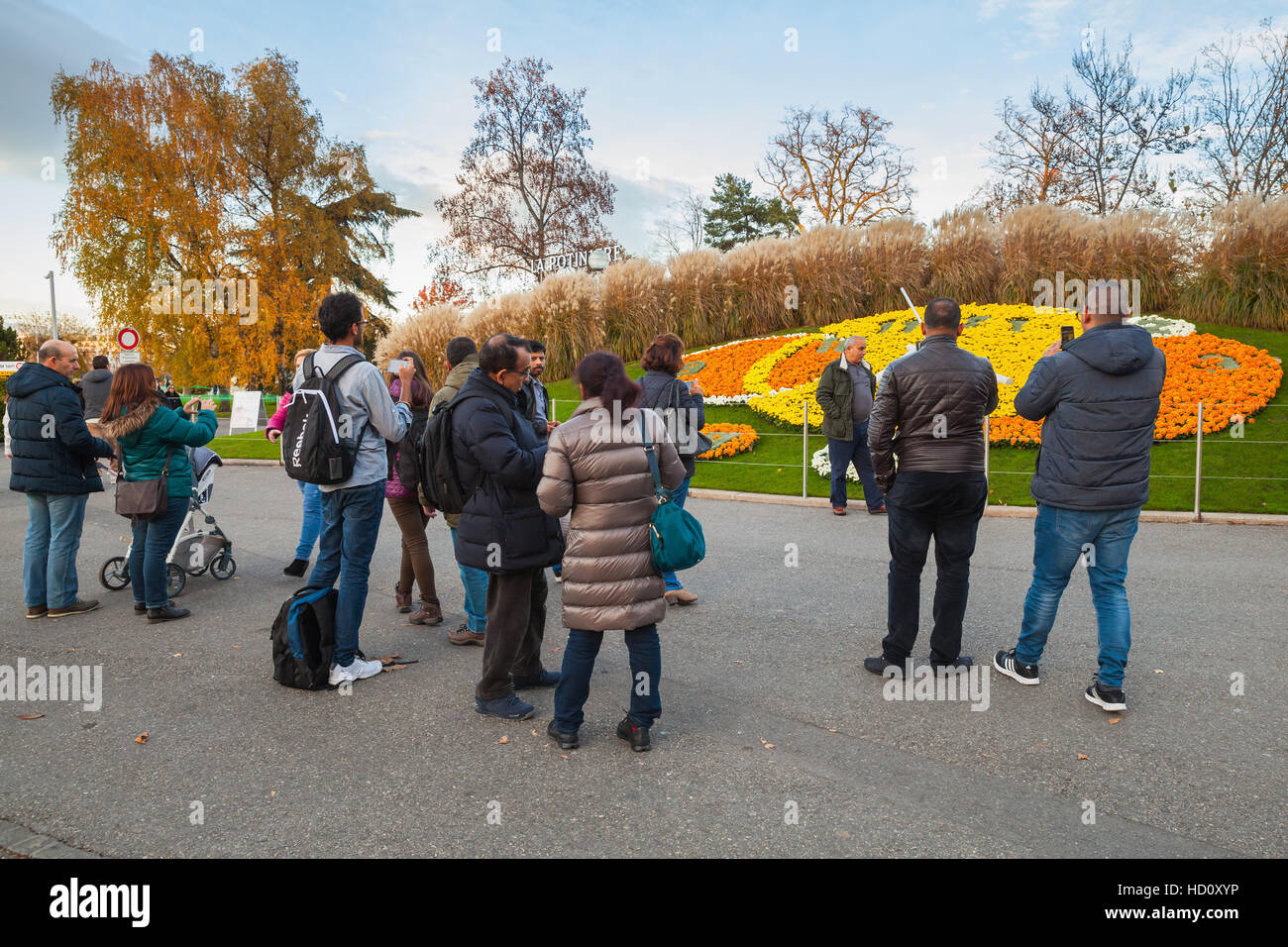 Genève, Suisse - le 20 novembre 2016 : les touristes ordinaires prendre des photos près de la célèbre horloge fleurie, l'une des attractions touristiques populaires à Genève Banque D'Images