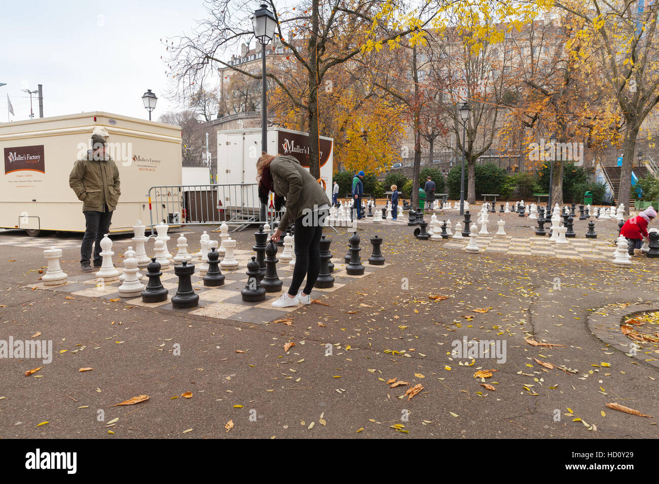 Genève, Suisse - le 26 novembre 2016 : les gens ordinaires jouer aux échecs dans la rue surdimensionné traditionnel Parc des Bastions Banque D'Images