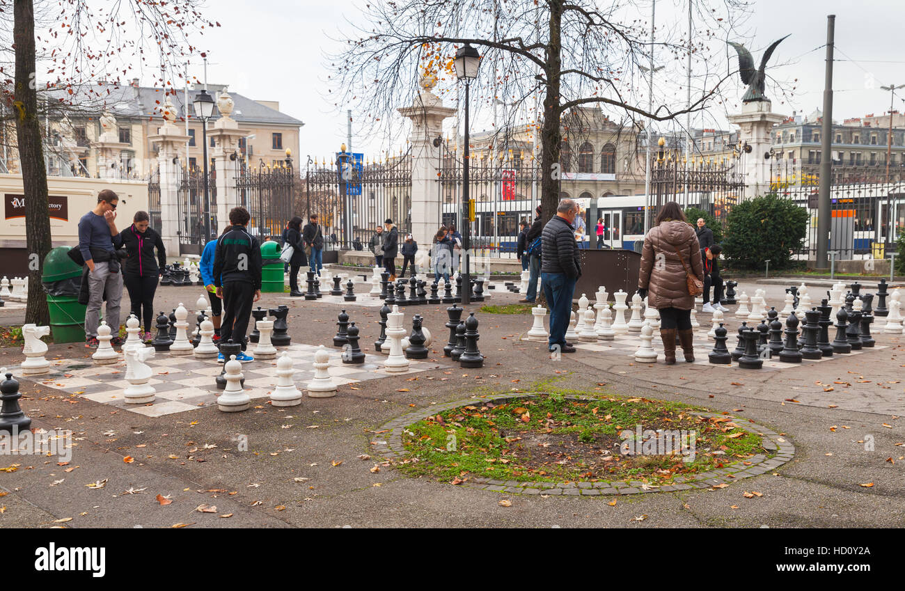 Genève, Suisse - le 26 novembre 2016 : les citoyens ordinaires jouer aux échecs dans la rue surdimensionné traditionnel Parc des Bastions. C'est populaire de lo Banque D'Images