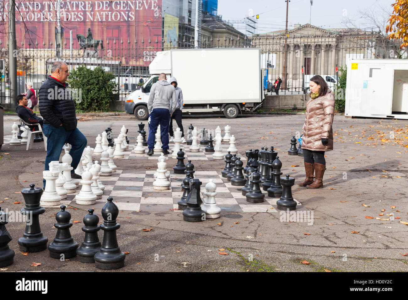 Genève, Suisse - le 26 novembre 2016 : les gens ordinaires jouer aux échecs dans la rue grand Parc des Bastions. C'est populaire de citoyens locaux Banque D'Images