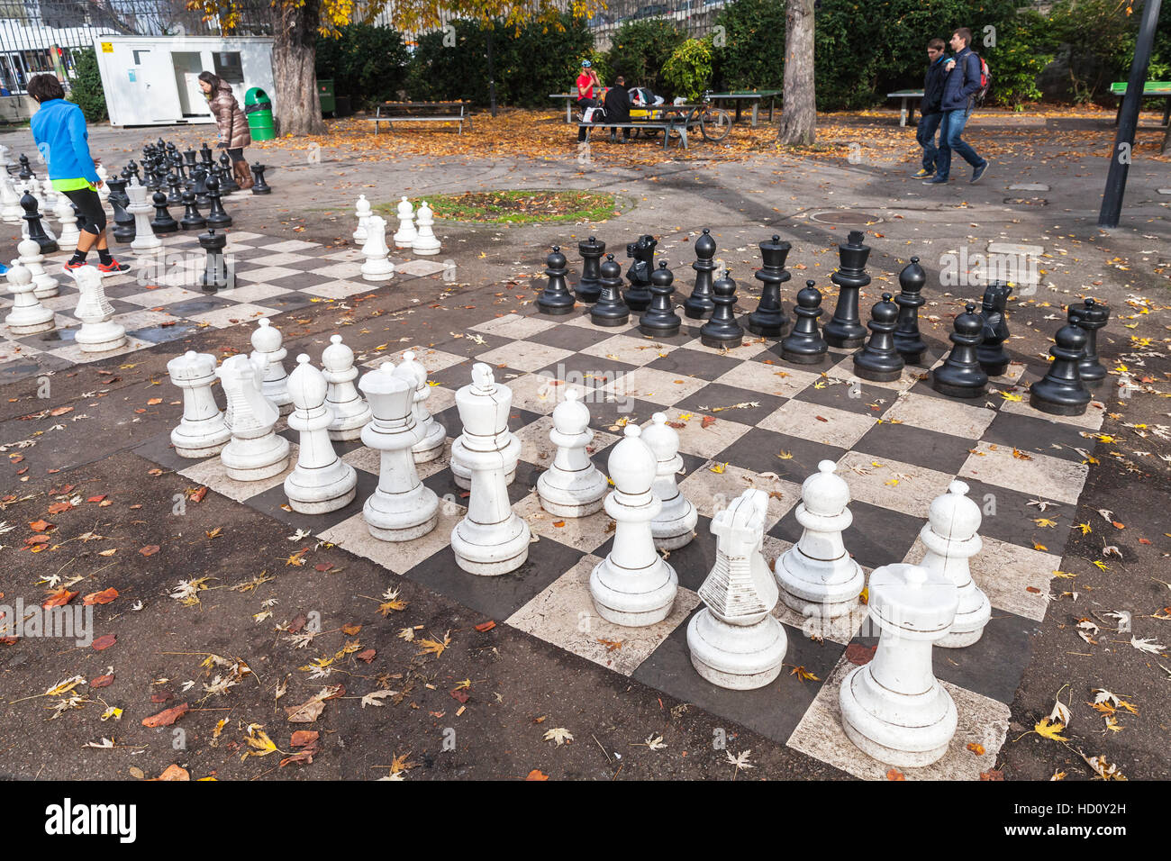 Genève, Suisse - le 26 novembre 2016 : de grands échecs de la rue dans le Parc des Bastions. C'est populaire de citoyens locaux Banque D'Images