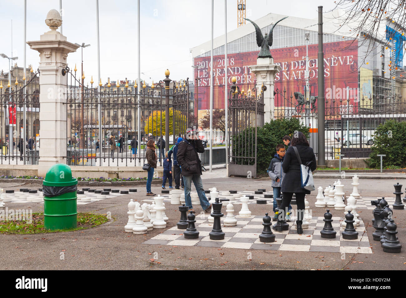 Genève, Suisse - le 26 novembre 2016 : les gens ordinaires jouer aux échecs dans la rue surdimensionné traditionnel Parc des Bastions. C'est populaire de loca Banque D'Images