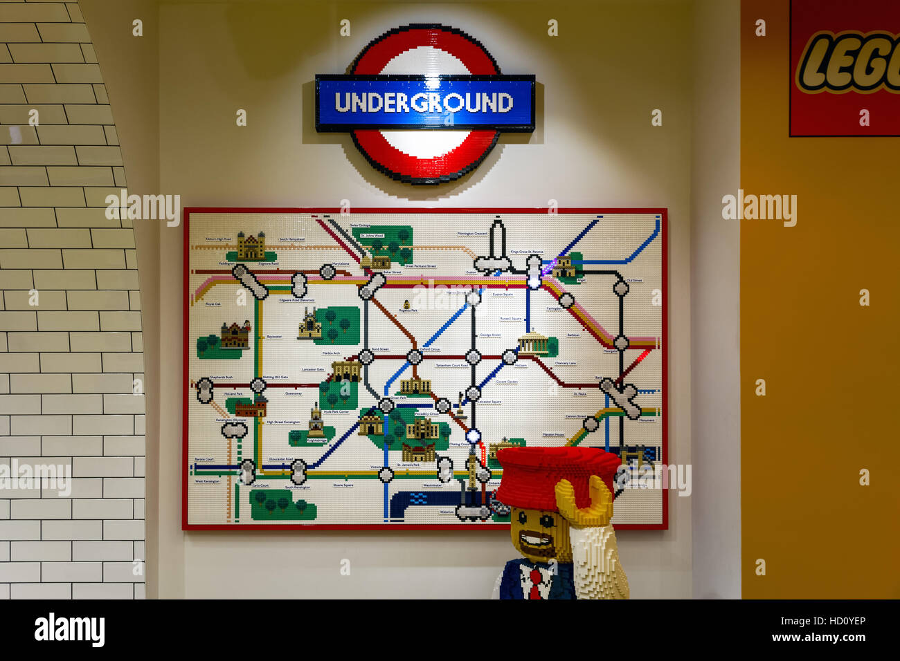 Londres, Royaume-Uni - 22 novembre 2016 - le métro de Londres carte construit à partir de briques LEGO, affiché dans le plus grand magasin LEGO Banque D'Images