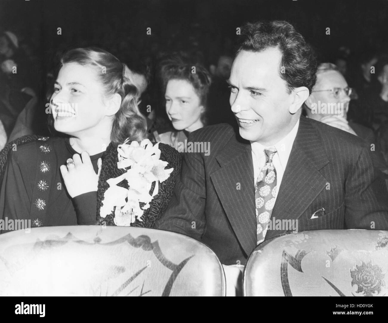 Ingrid Bergman avec son premier mari, le Dr Peter Lindstrom, après avoir remporté le prix de l'Académie pour la Meilleure Actrice pour sa performance dans Banque D'Images