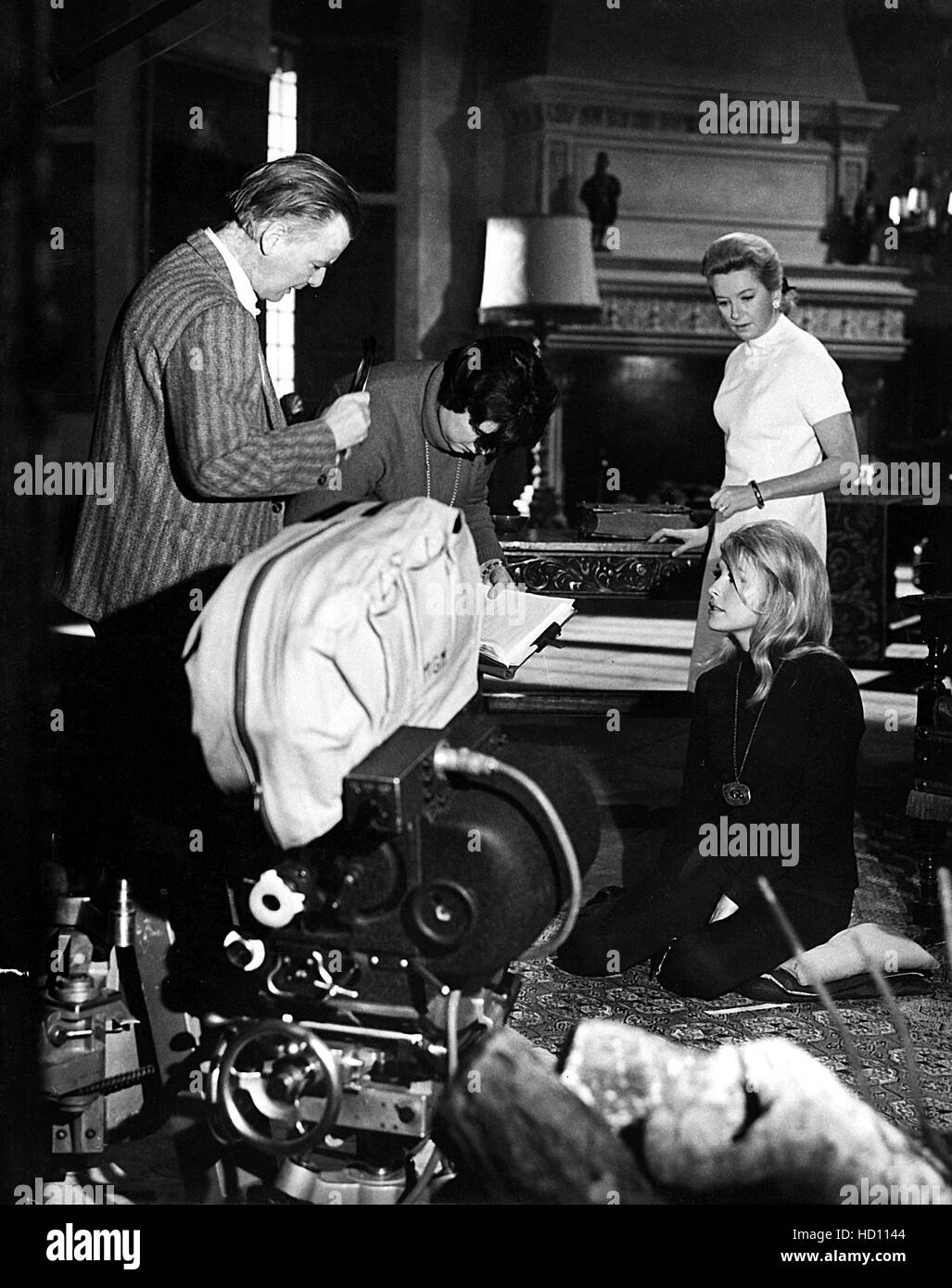 J. LEE THOMPSON, mise en scène Deborah Kerr et Sharon Tate, sur l'ensemble de 'Eye of the Devil', 1966 Banque D'Images