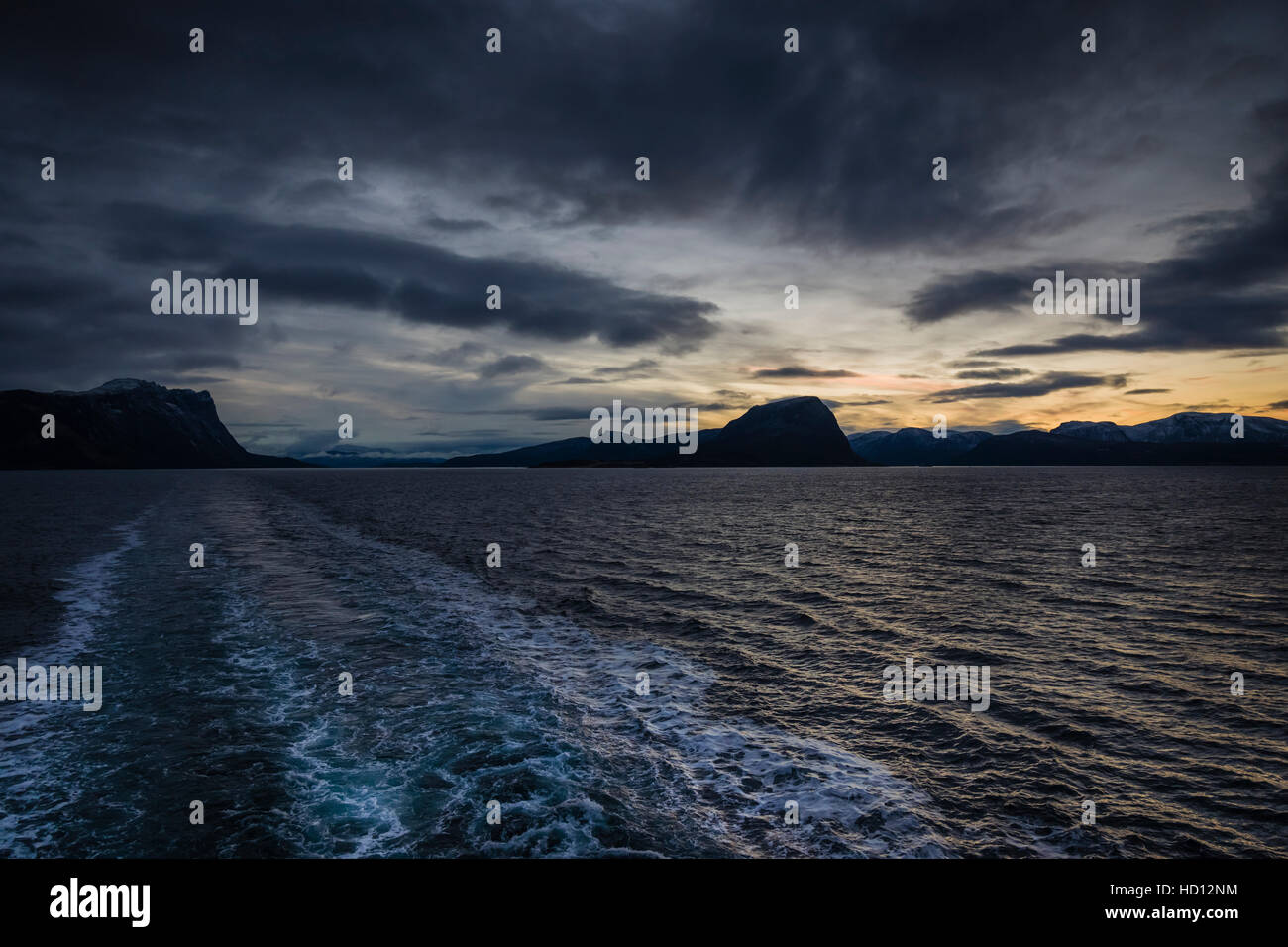 La vue de l'express côtier comme il croisières nord le long de la côte norvégienne au Cap Nord. Banque D'Images