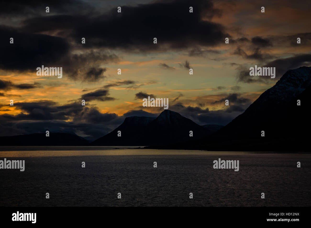 La vue de l'express côtier comme il croisières nord le long de la côte norvégienne au Cap Nord. Banque D'Images