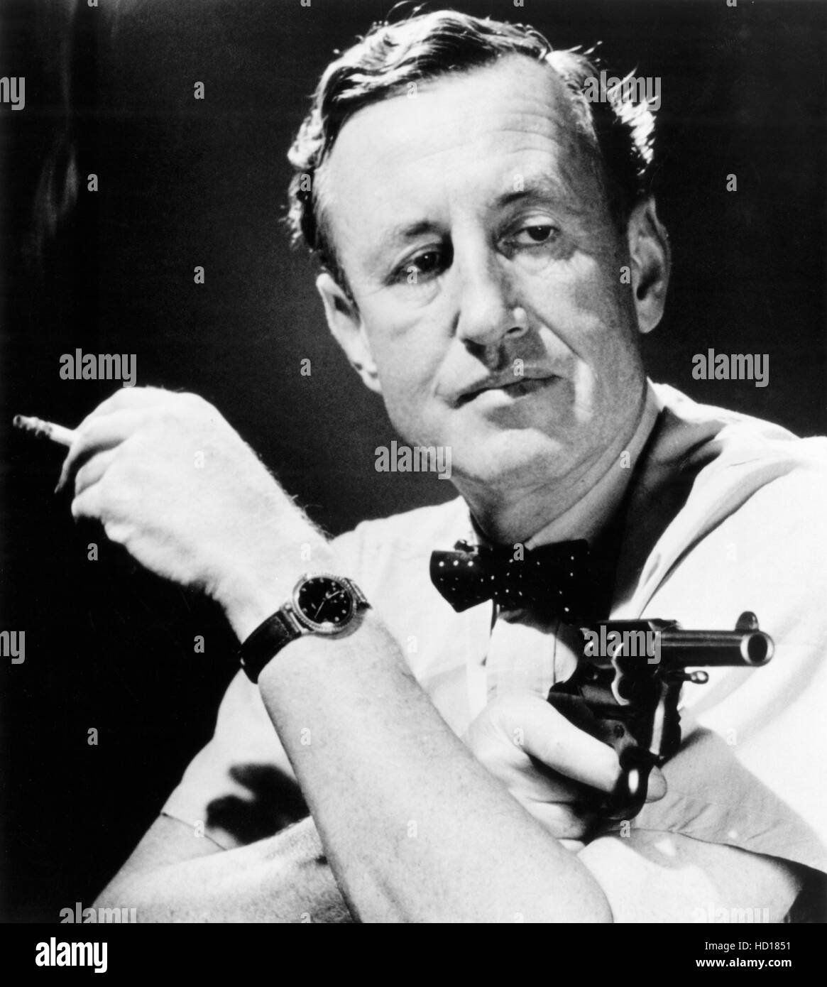 IAN FLEMING, auteur de la romans de James Bond, dans une publicité adéquate posent, 1960 Banque D'Images