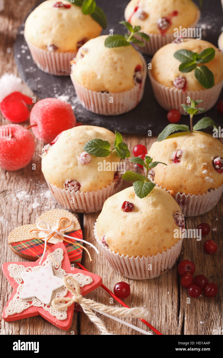 Muffins Aux Canneberges Fra Chement Cuits Sur La Table La Verticale