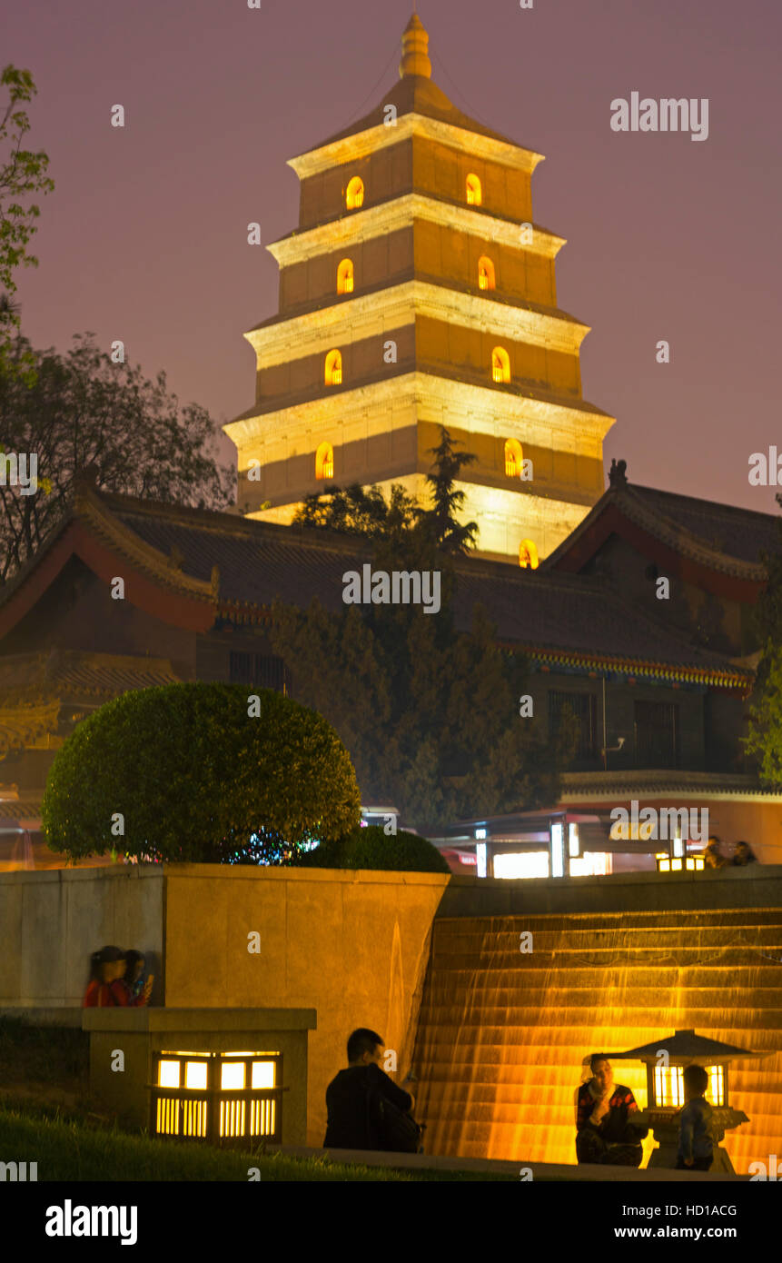 La Grande Pagode de l'Oie Sauvage la nuit, Xian, Shaanxi, Chine Banque D'Images