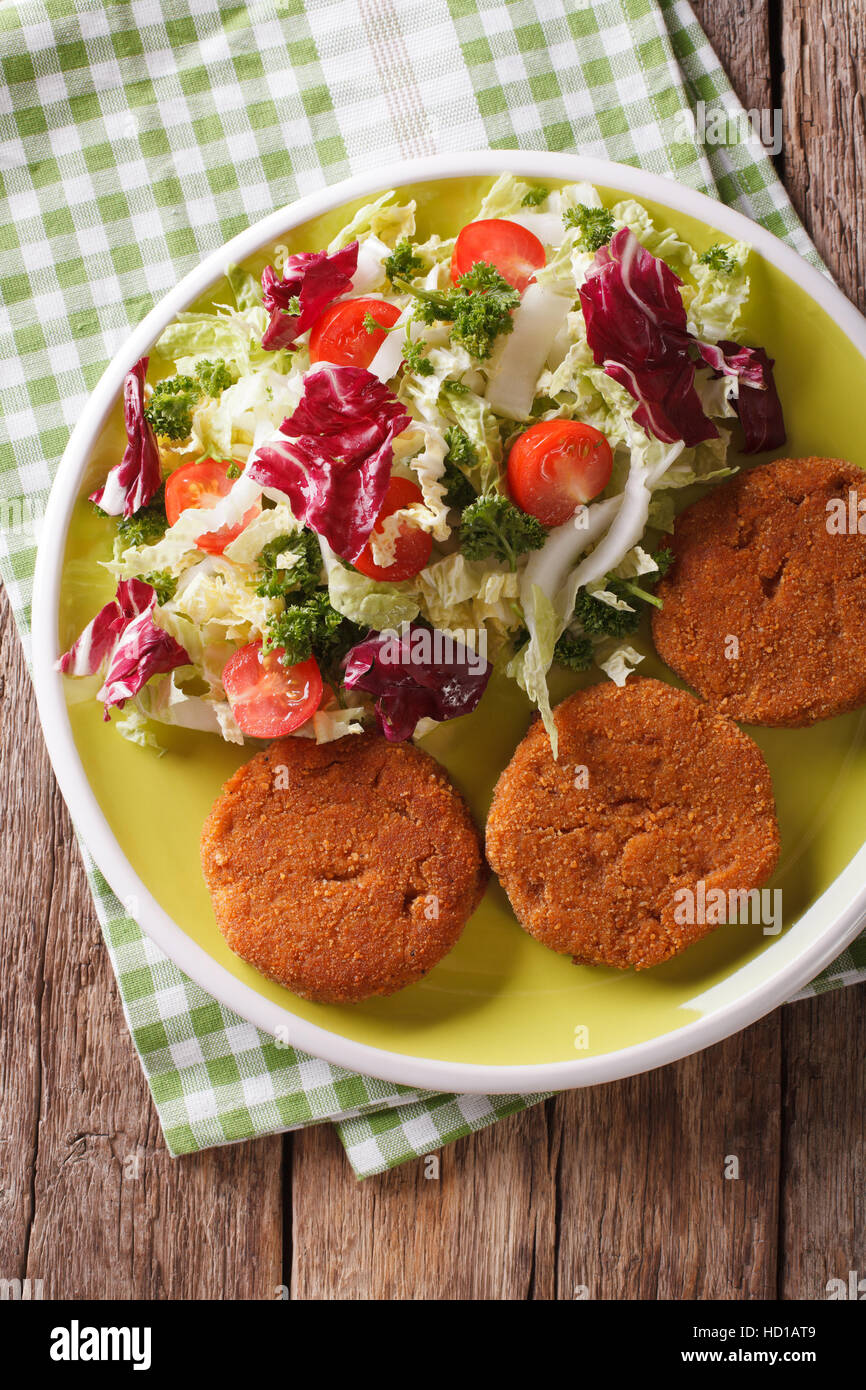 Les burgers de carottes et de salade fraîche mélanger sur une plaque. vertical Vue de dessus Banque D'Images