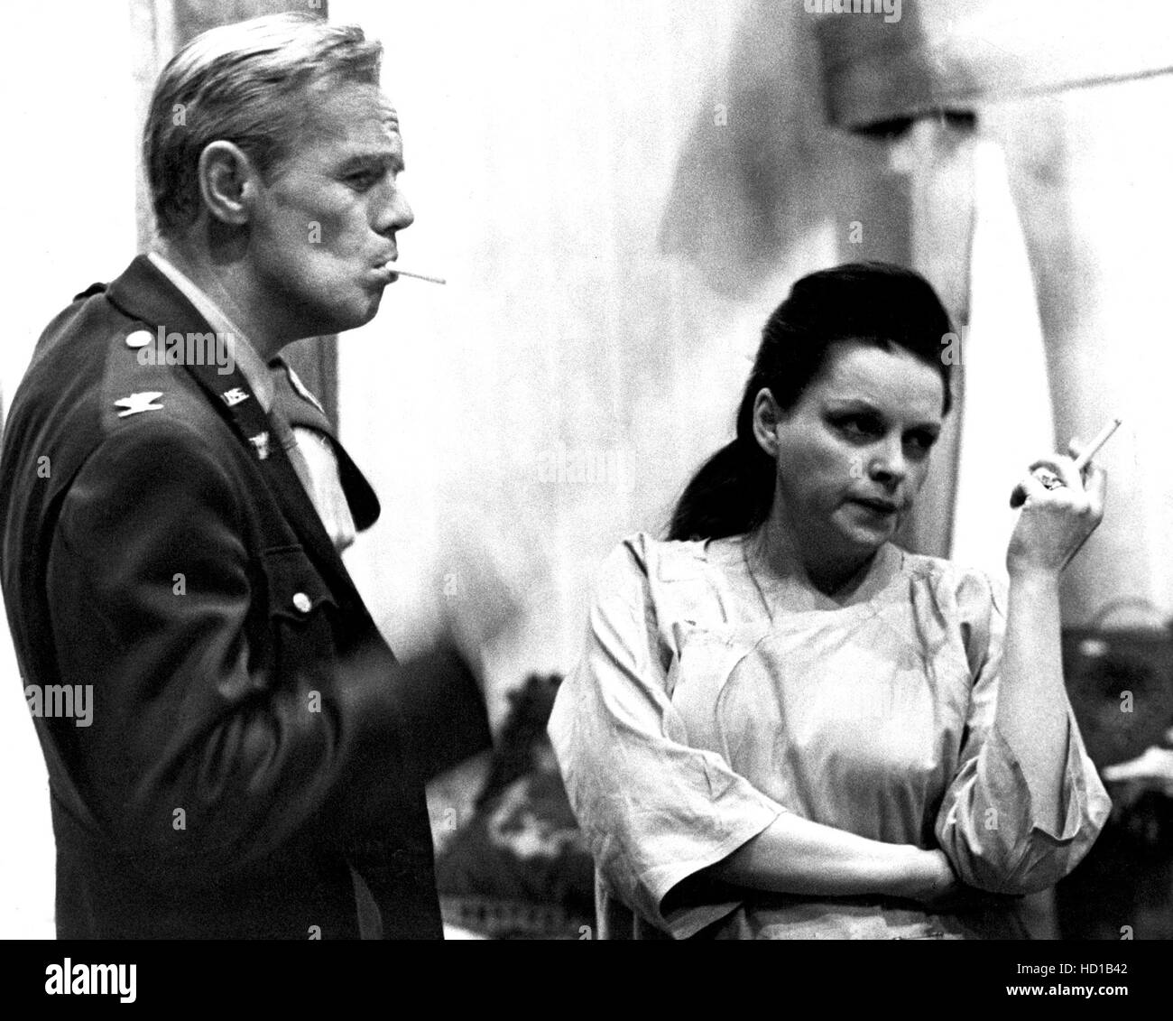 Richard Widmark, Judy Garland fumeurs sur l'ensemble du jugement de  Nuremberg, 1961 Photo Stock