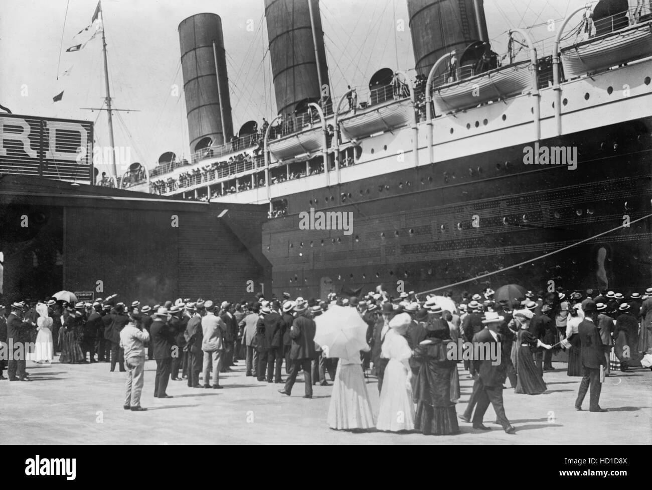 Lusitania arrivant à quai, New York City, New York, USA, Bain News Service, Septembre 1907 Banque D'Images