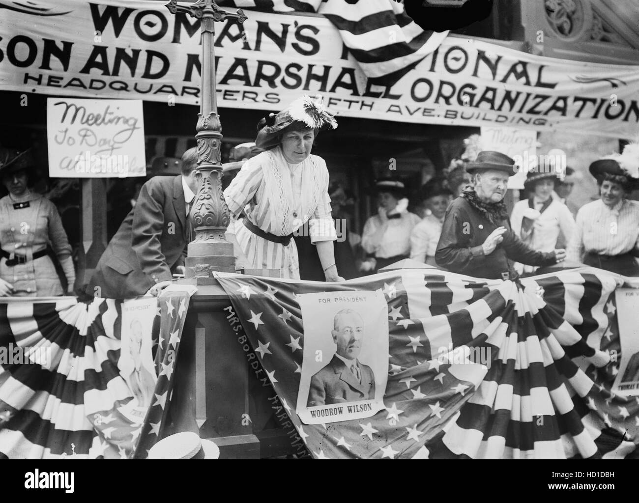 Florence Jaffray 'daisy' Harriman superviser Rassemblement démocratique, Union Square, New York City, New York, USA, Bain News Service, août 1912 Banque D'Images