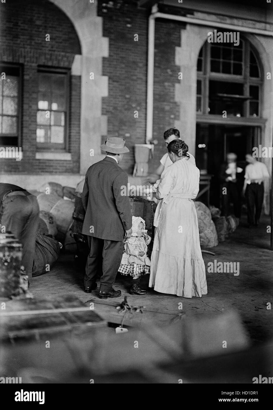 Famille d'immigrants arrivant à Ellis Island, New York City, New York, USA, Bain News Service, Mars 1917 Banque D'Images