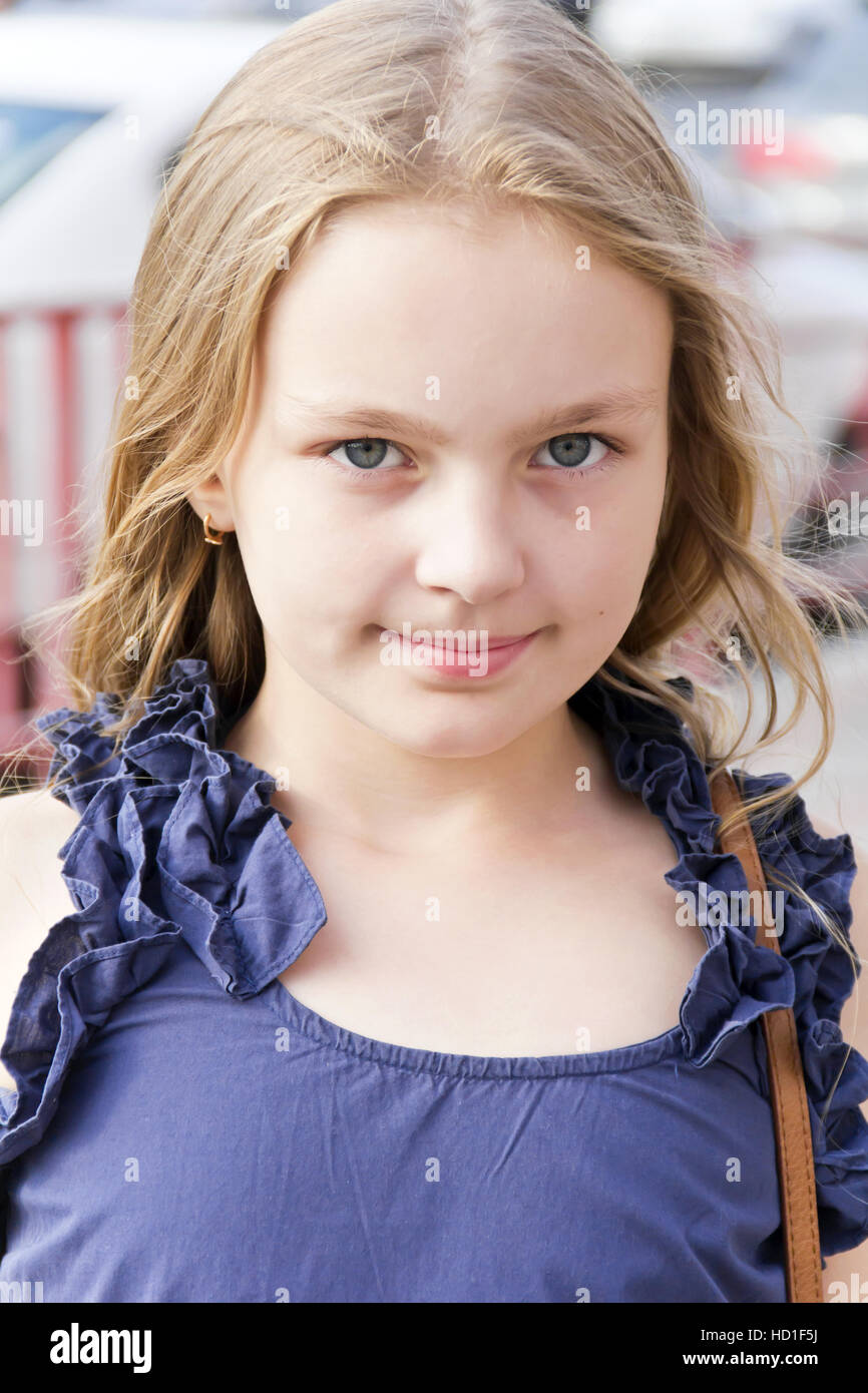 Portrait de fille mignonne avec des cheveux blonds en robe bleue Banque D'Images