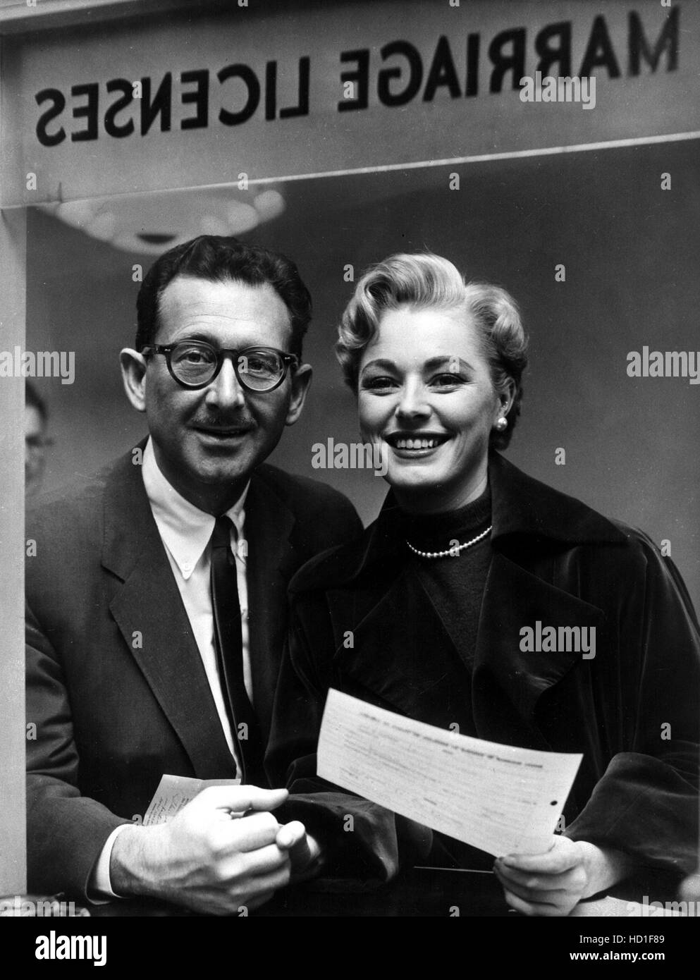 ELEANOR PARKER et son mari d'être, Paul Clemens, 1954, faire une demande de  licence de mariage Photo Stock - Alamy